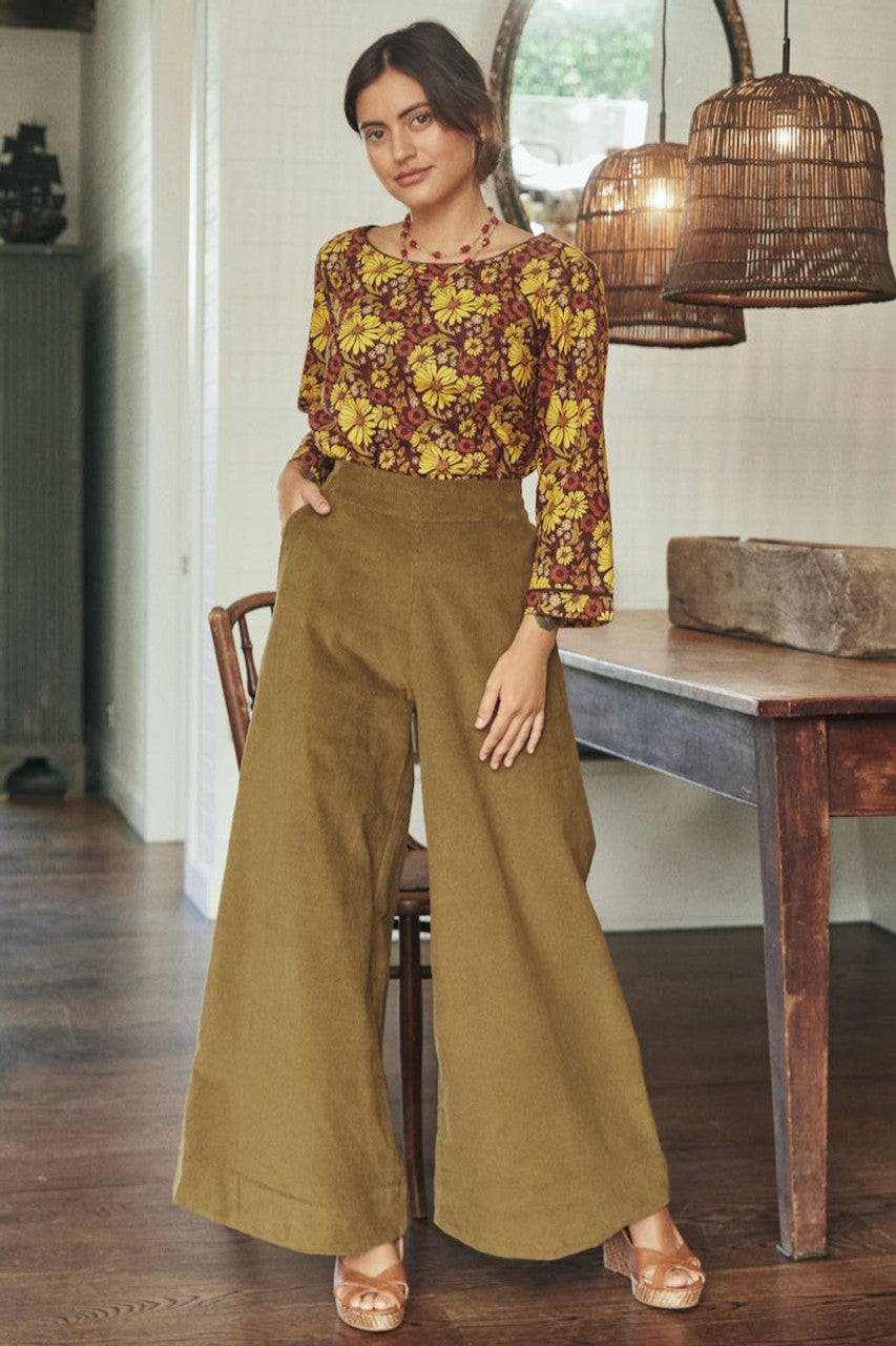 A cozy, comfortable dress, the fabric’s natural texture highlighted by the soft lighting.