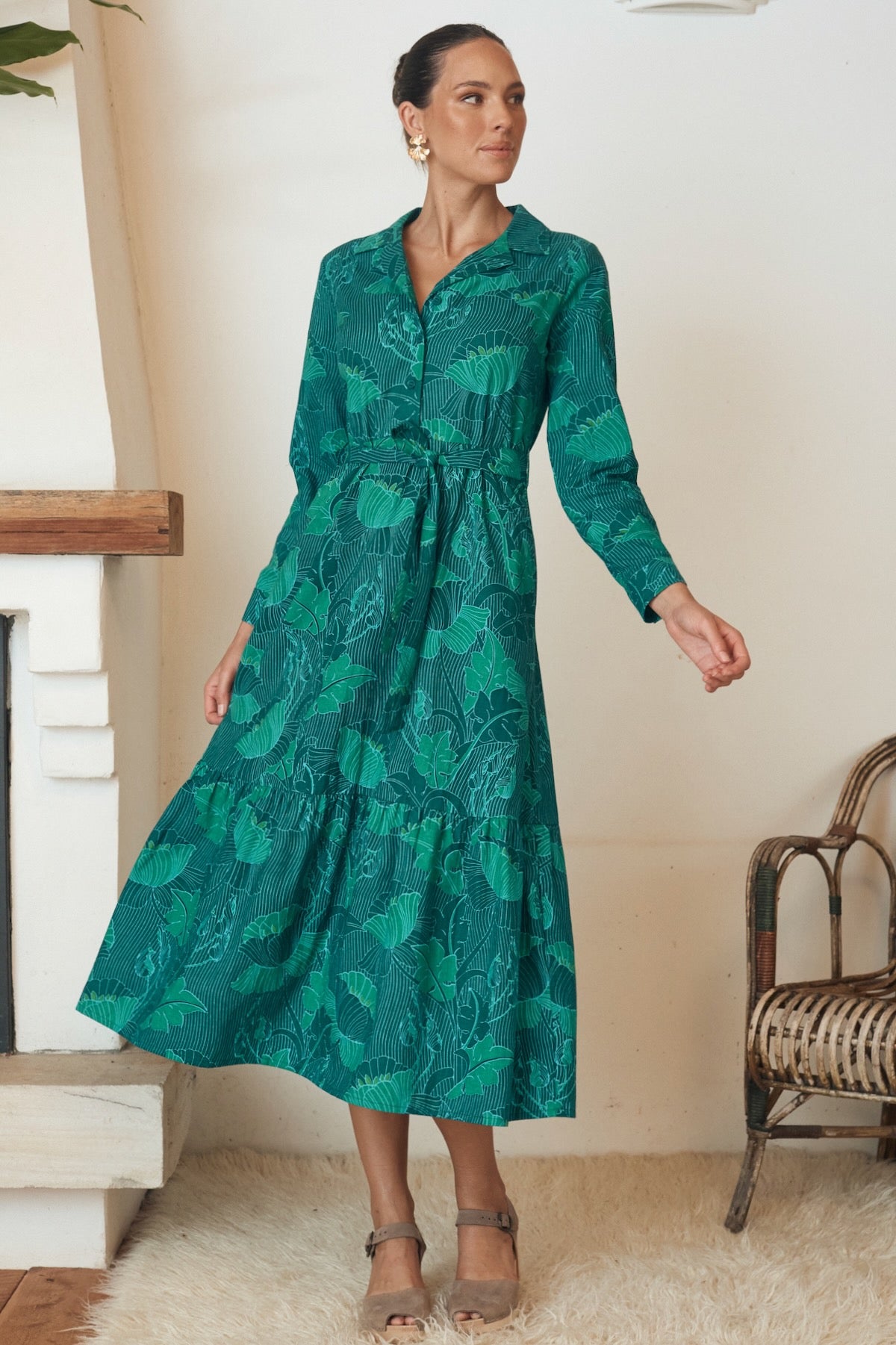 Model wearing a loose-fit dress with a gathered waist and short sleeves.